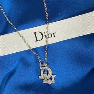 Gorgeous fashion necklace with rhinestones